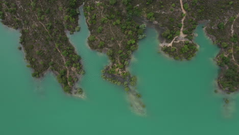 Drone-Aéreo-Vertical-Viajando-Sobre-El-Lago-Saint-Cassien-Francia